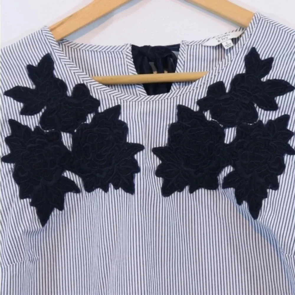 EUC Crown & Ivy blouse size Small navy blue velvet striped top - Picture 3 of 6